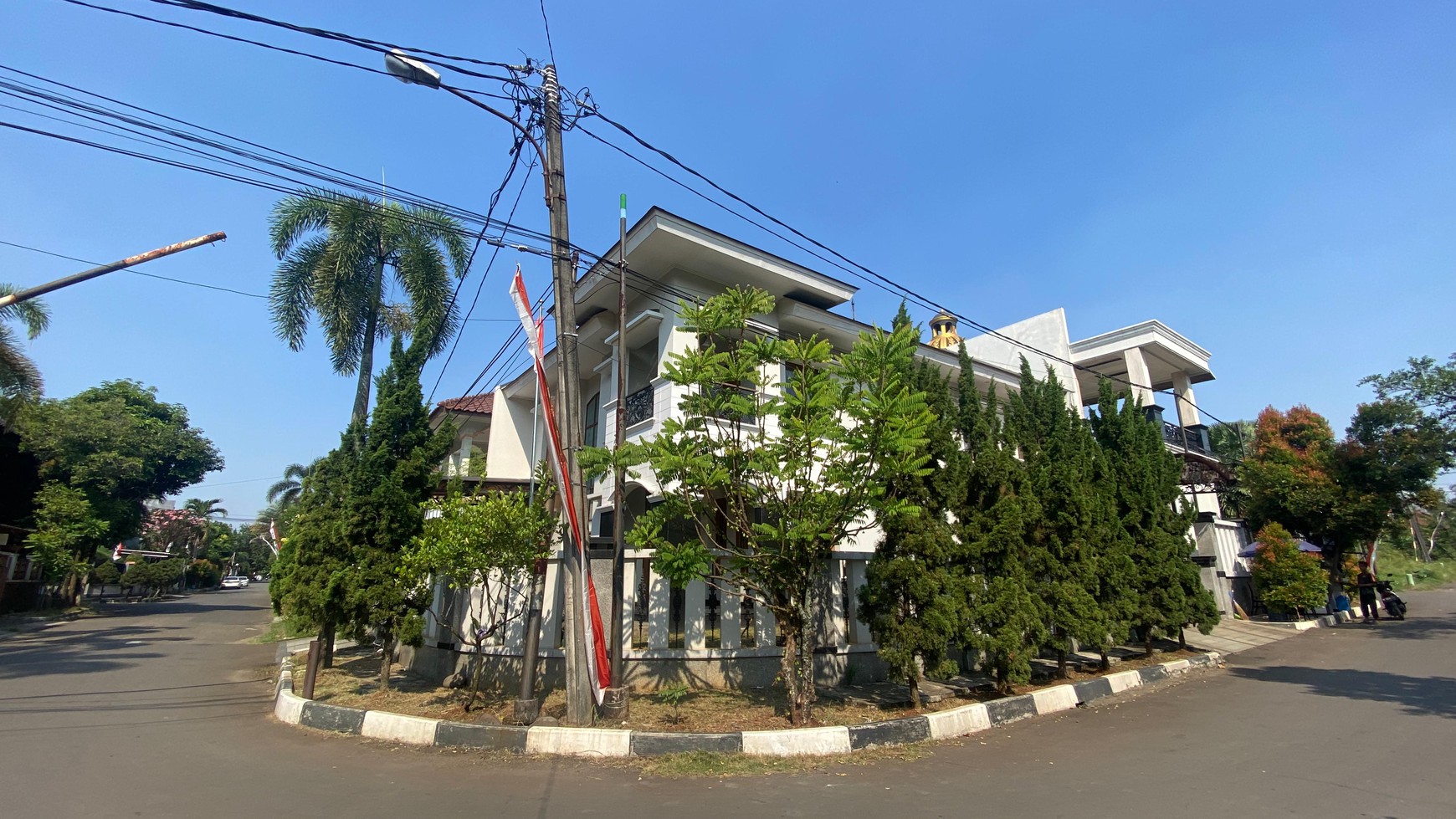 RUMAH MEWAH POSISI HOOK FULL FURNISHED DI TAMAN LAGUNA CIBUBUR