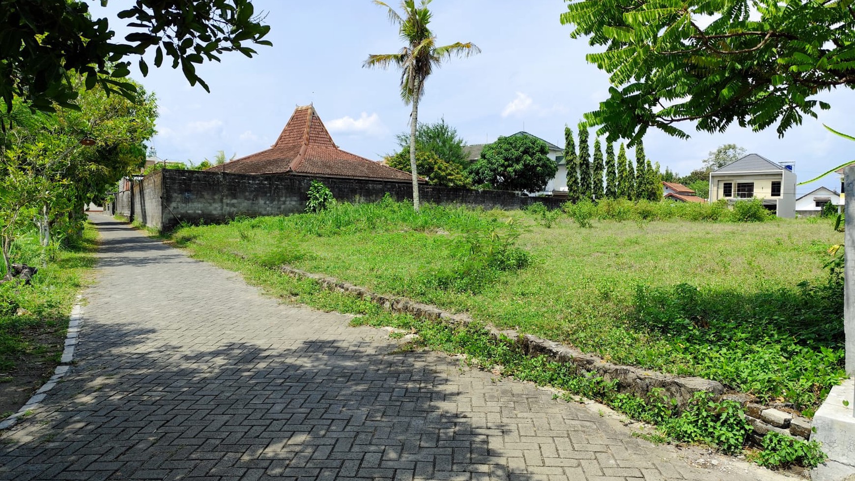 Tanah Pekarangan Luas 2204 Meter Persegi Lokasi di Maguwoharjo Depok Sleman 