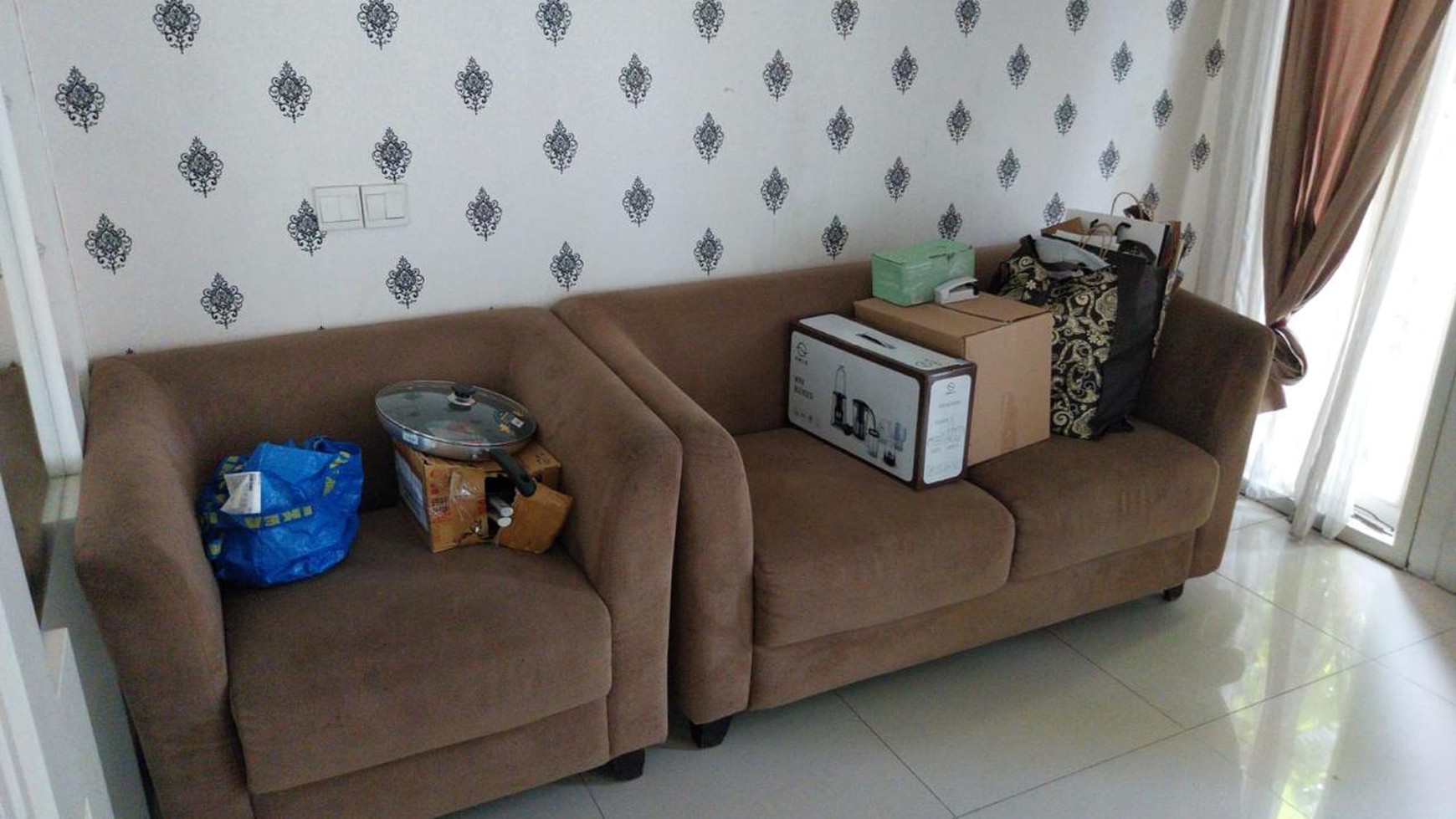 Disewakan Rumah Pakuwon Indah The Mansion - SEMI FURNITURE modern siap huni dekat Citraland, Graha Family, Pakuwon Mall