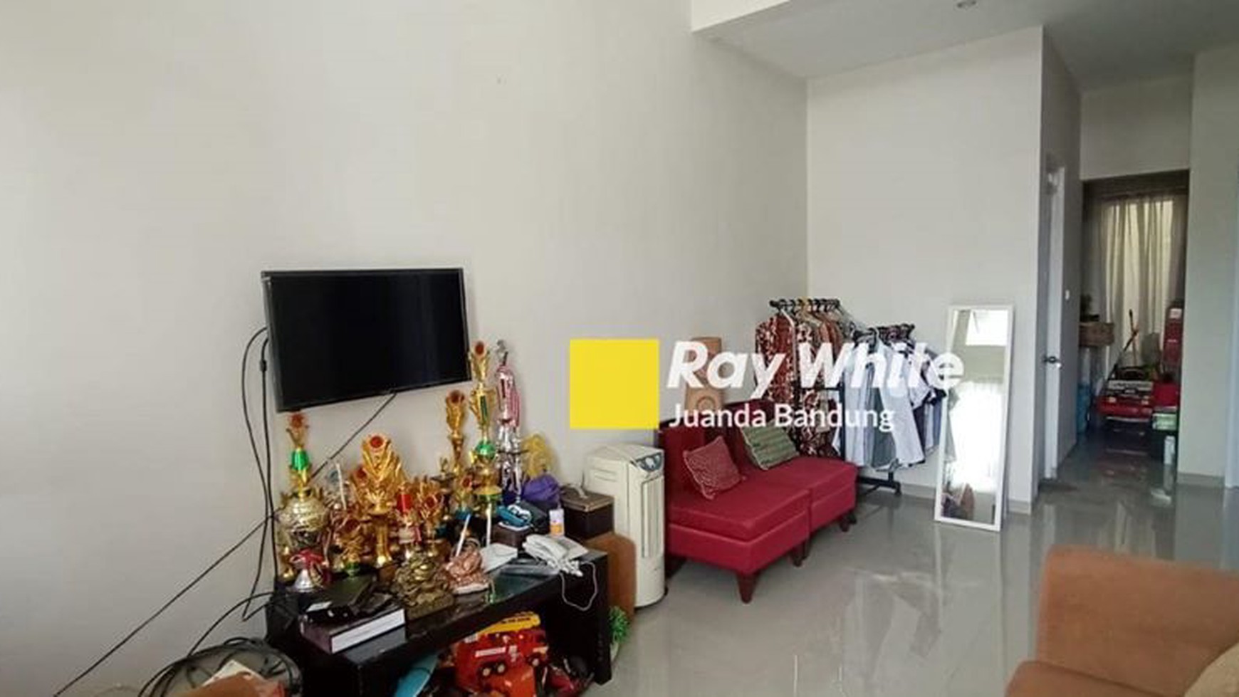 Langka! Rumah 2,5 Lantai di KBP Jingganegara siap pakai! Jual !