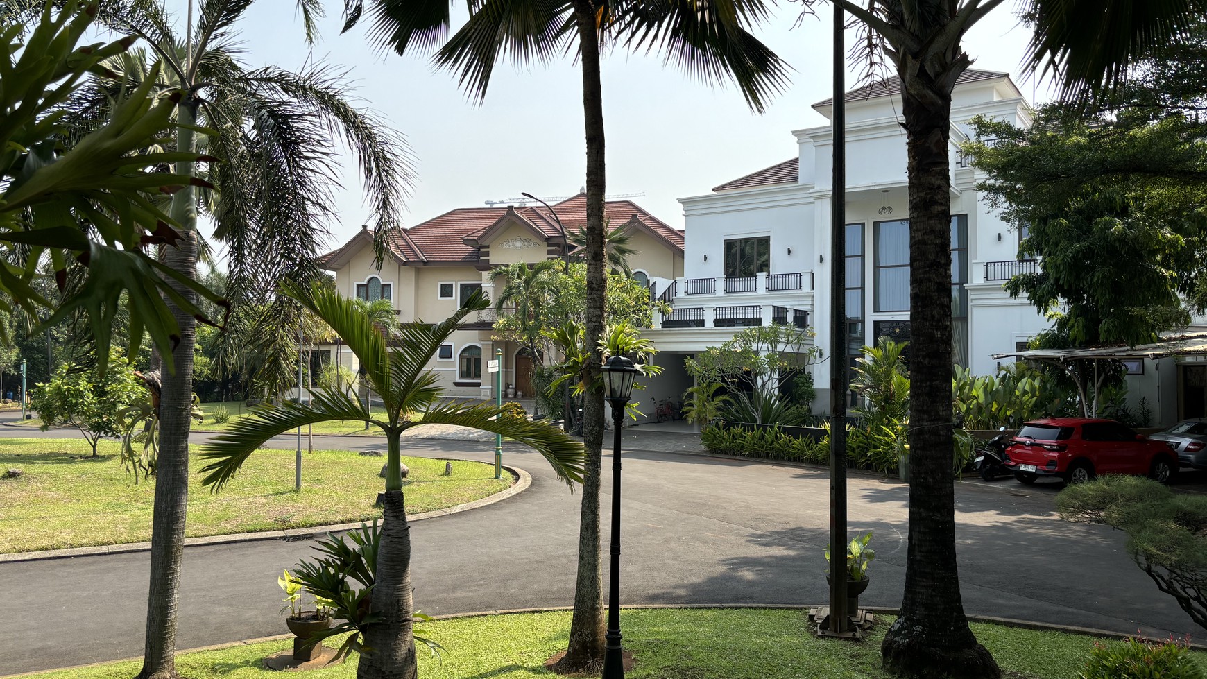 Rumah Mewah 2 Lantai Hoek, Hadap Taman 