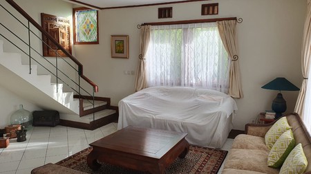 Rumah Villa Cantik di Lembah Pakar Timur