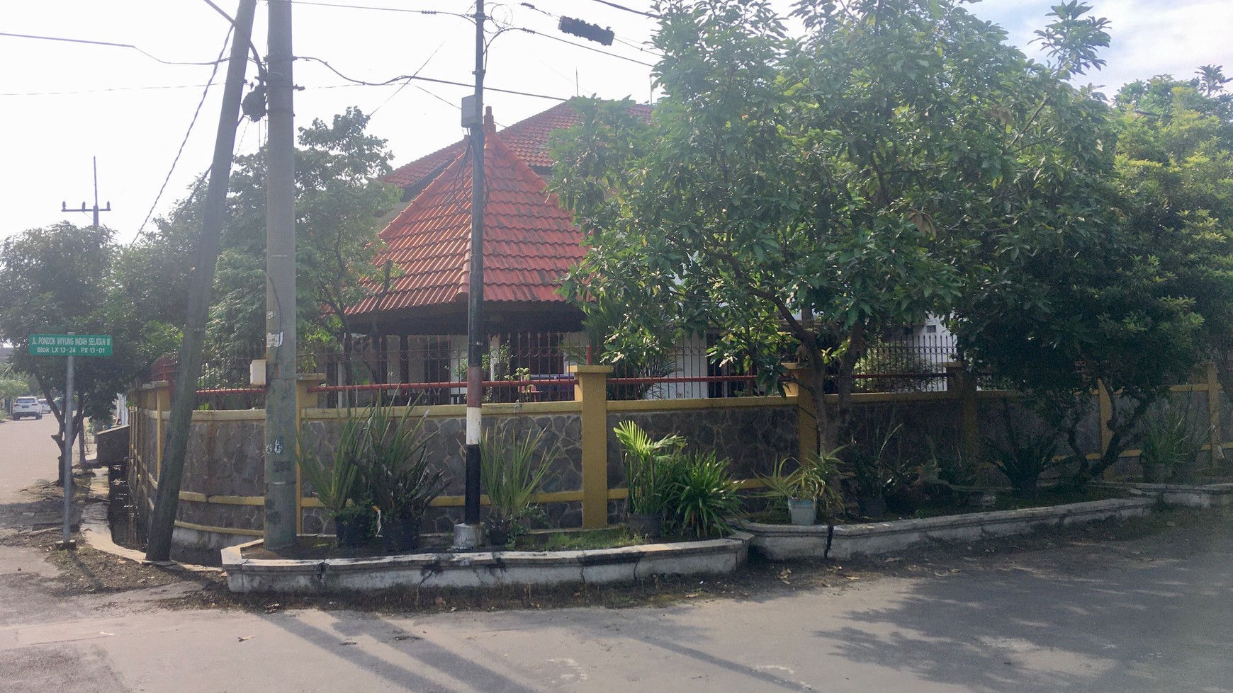 Rumah dijual di Boulevard Taman Pondok Indah Wiyung Surabaya, Taman luas