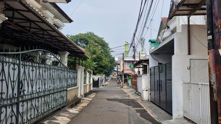 Di Jual Rumah lama hitung tanah Jl Cibulan Petogan dekat Pasar Santa dan Cikajang (pusat kuliner), Kebayoran Baru, Jakarta Selatan