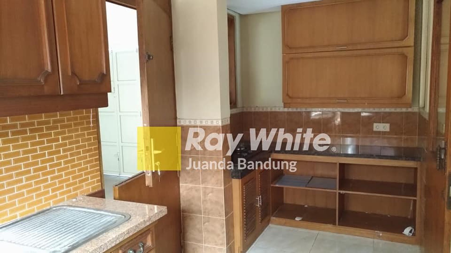 Harga Menarik Sewa Rumah 2 lantai Semi Furnished di Komplek Budisari, Setiabudi - rapih, terawat dan bersih!!