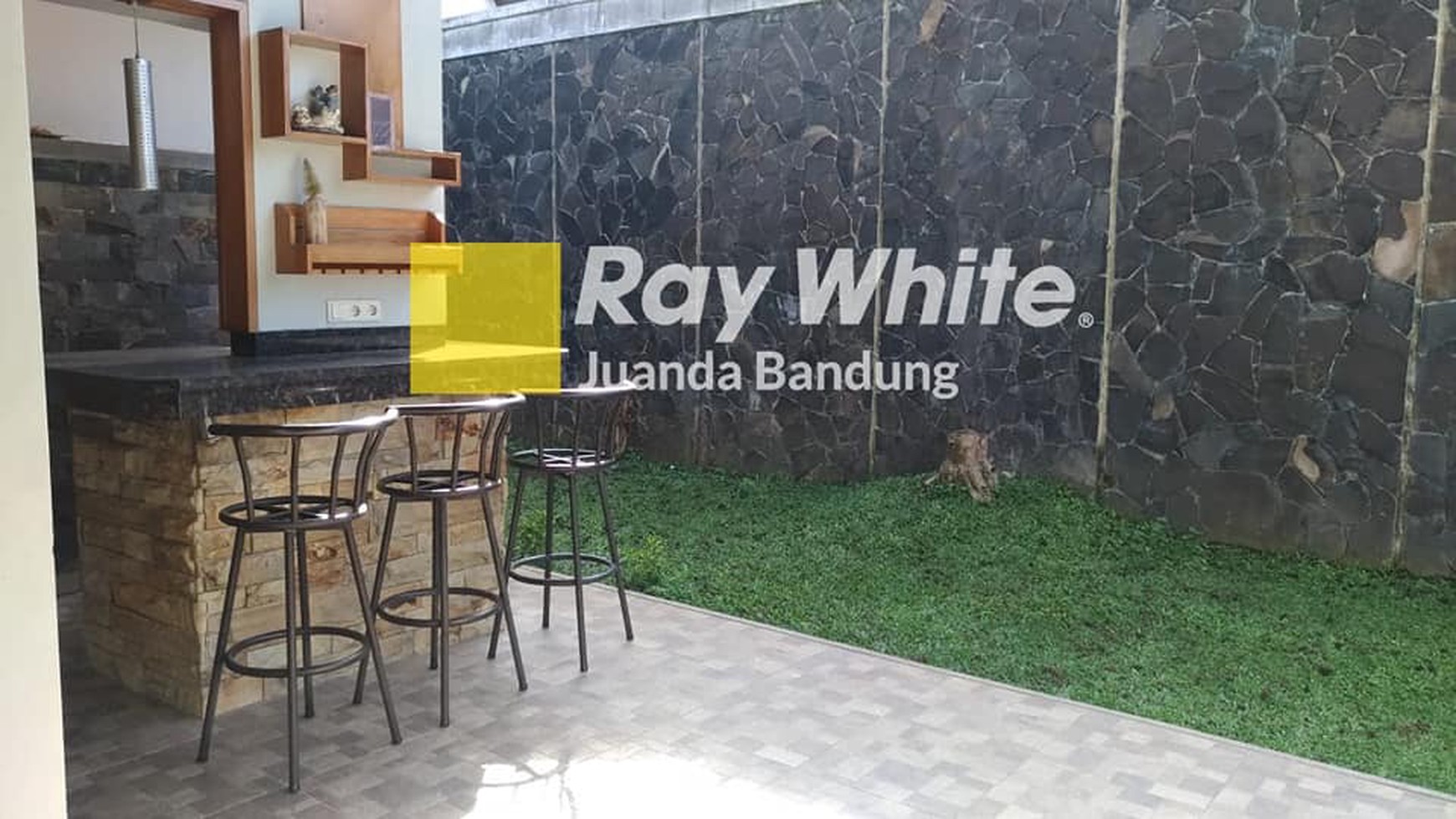 Harga Menarik Sewa Rumah 2 lantai Semi Furnished di Komplek Budisari, Setiabudi - rapih, terawat dan bersih!!