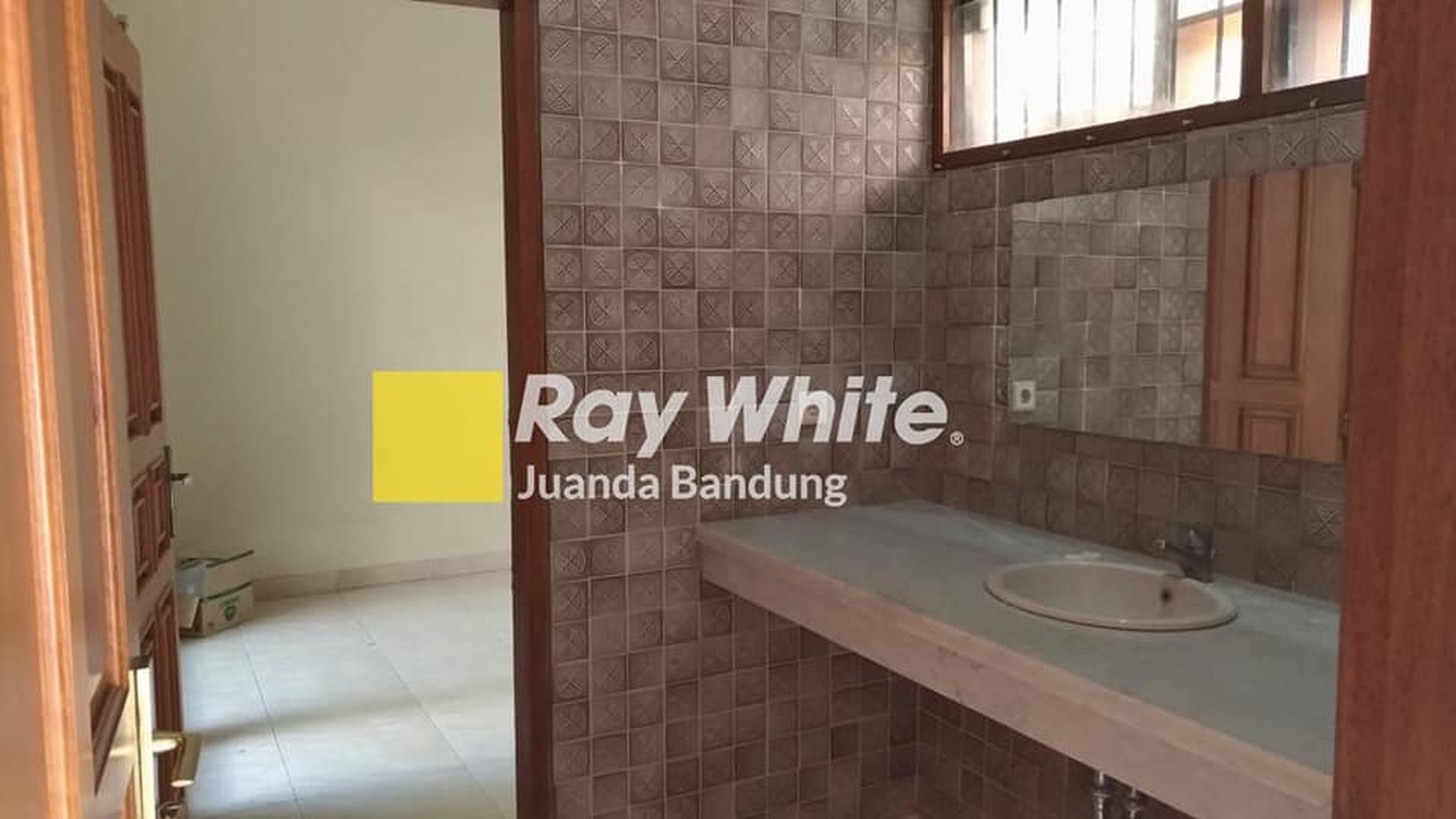 Harga Menarik Sewa Rumah 2 lantai Semi Furnished di Komplek Budisari, Setiabudi - rapih, terawat dan bersih!!