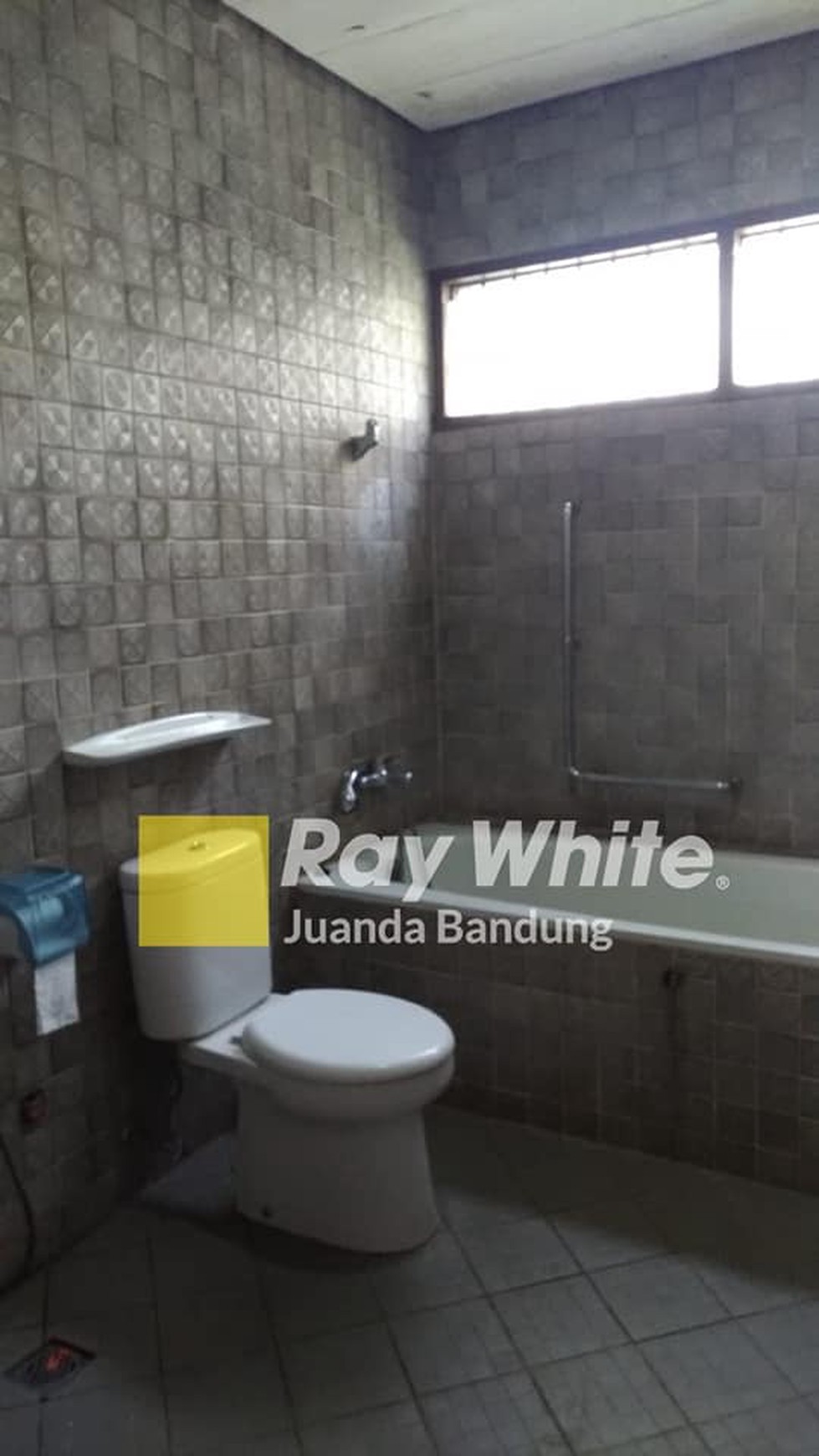 Harga Menarik Sewa Rumah 2 lantai Semi Furnished di Komplek Budisari, Setiabudi - rapih, terawat dan bersih!!