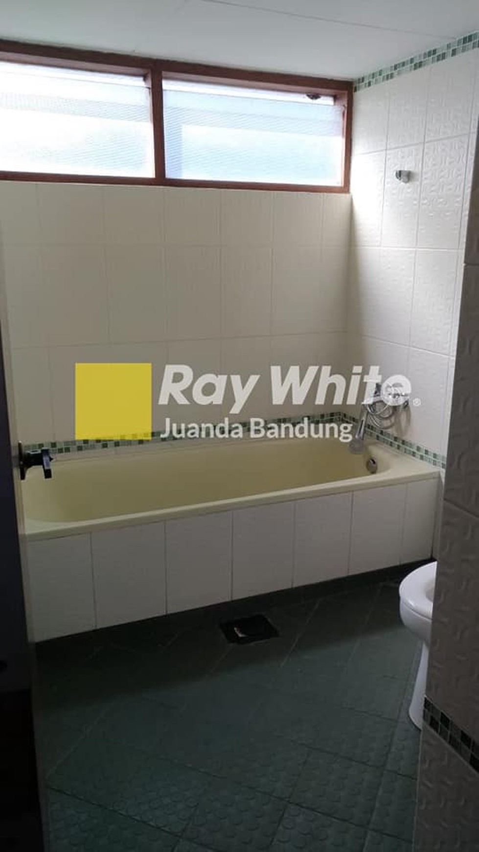 Harga Menarik Sewa Rumah 2 lantai Semi Furnished di Komplek Budisari, Setiabudi - rapih, terawat dan bersih!!