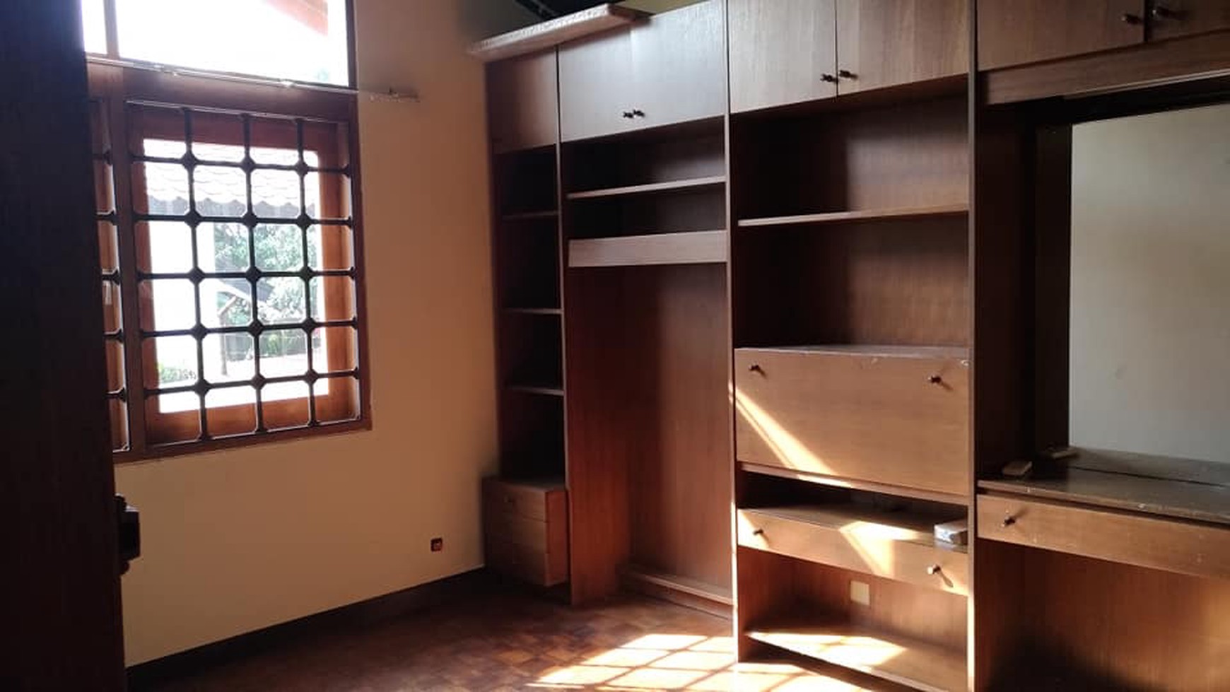 Harga Menarik Sewa Rumah 2 lantai Semi Furnished di Komplek Budisari, Setiabudi - rapih, terawat dan bersih!!