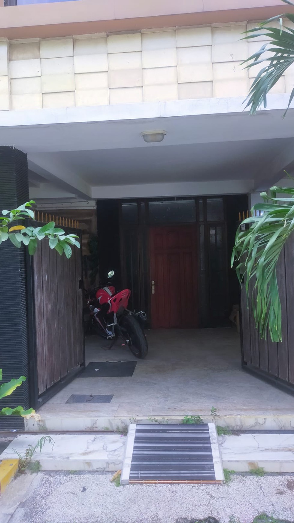 RUMAH NYAMAN SIAP HUNI 2 LANTAI SHM, SEMOLOWARU SURABAYA