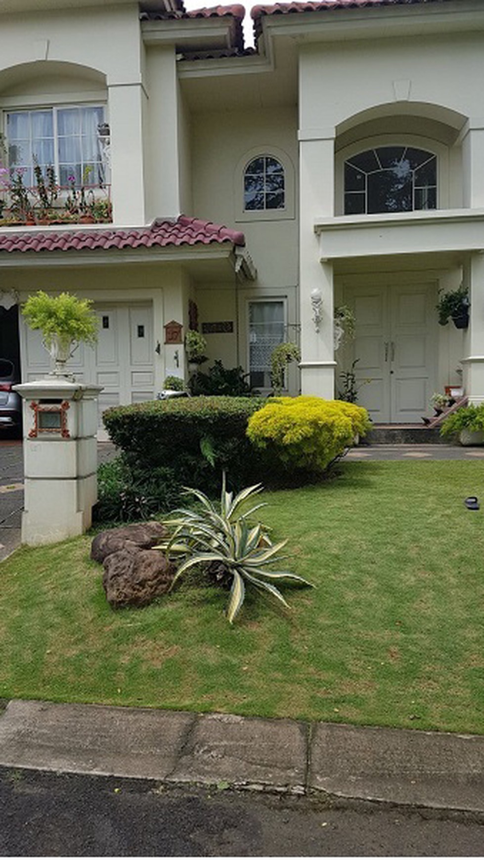 Dijual Rumah 2 Lantai Bagus Bersih di Taman Beverly golf JL. Danau Batur Lippo Karawaci, Tangerang