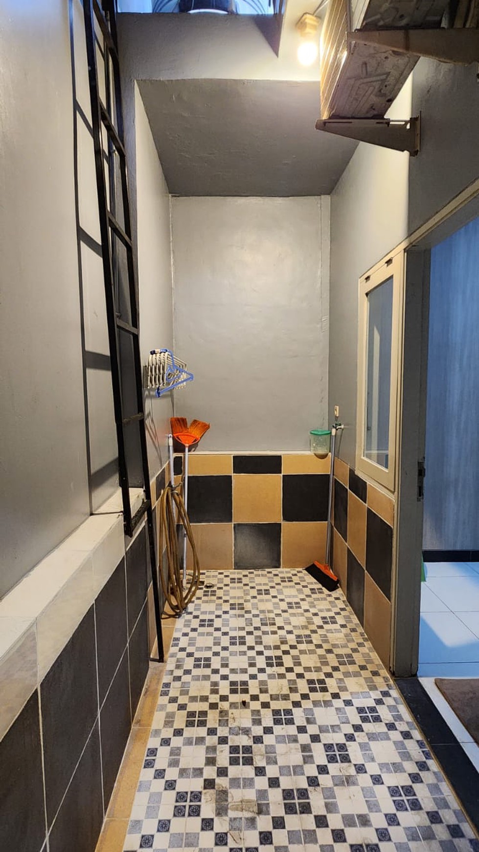 Dijual Rumah Siap Huni Bersih dan Rapi  di Palem Semi Jl. Madrid, Karawaci Tangerang