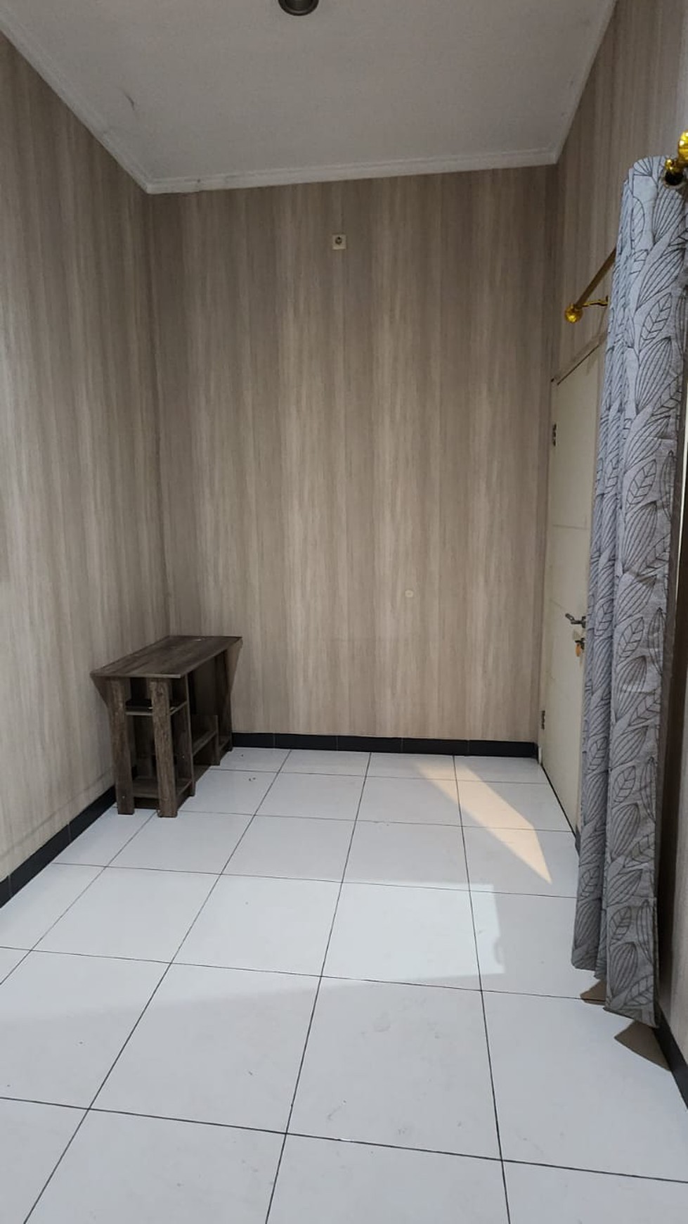 Dijual Rumah Siap Huni Bersih dan Rapi  di Palem Semi Jl. Madrid, Karawaci Tangerang