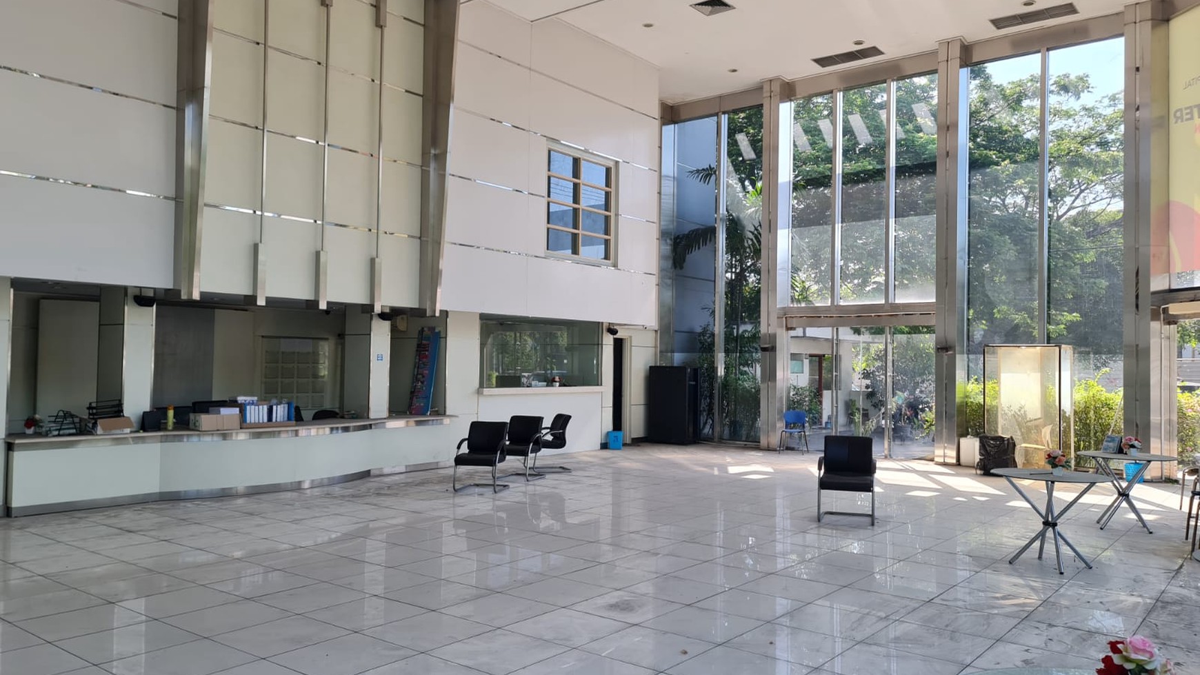 Disewakan 1602 m2 Gedung Surabaya Pusat di Jalan Sulawesi - Gubeng - PARKIRAN MOBIL LUAS