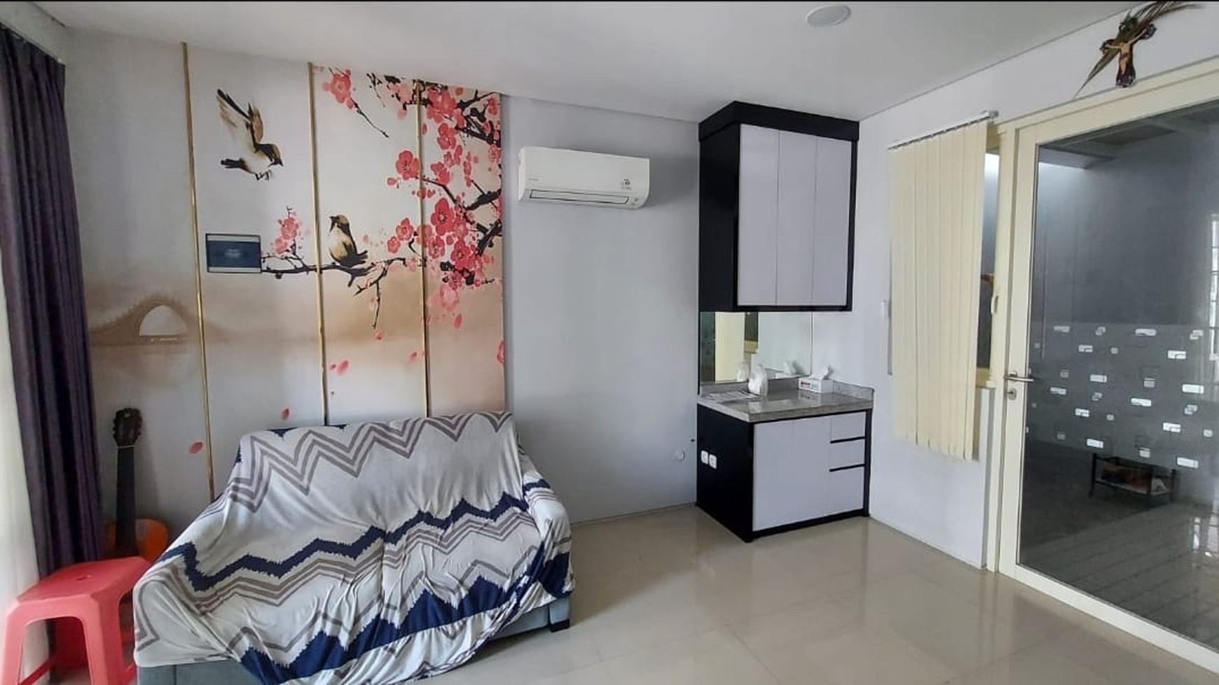 Sewa Rumah Full Furnished Nyaman di Cluster Queensland - Siap Huni!