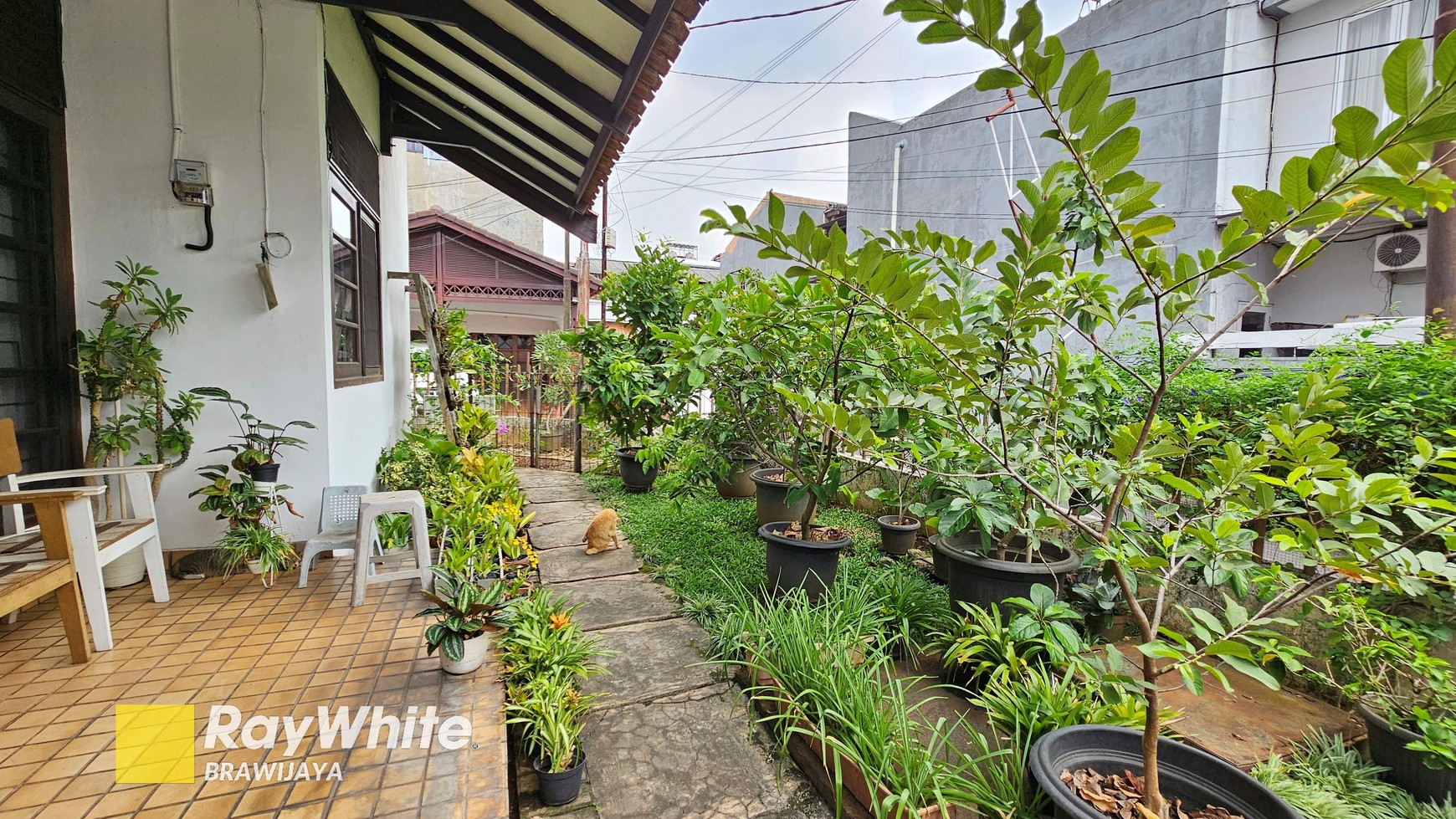 Rumah di Mampang Prapatan, Jaksel, di hook, lokasi tenang, dekat Tol Dalam Kota