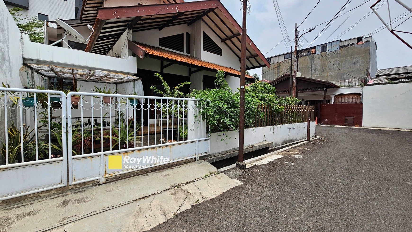 Rumah di Mampang Prapatan, Jaksel, di hook, lokasi tenang, dekat Tol Dalam Kota