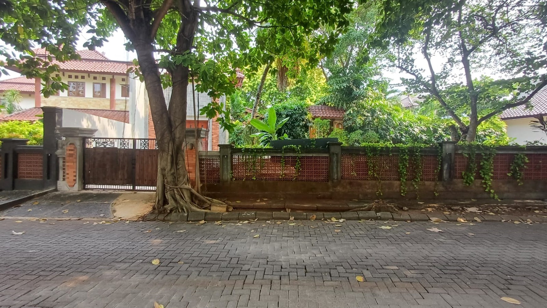 Rumah bagus, halaman luas, dalam cluster di Cireunde