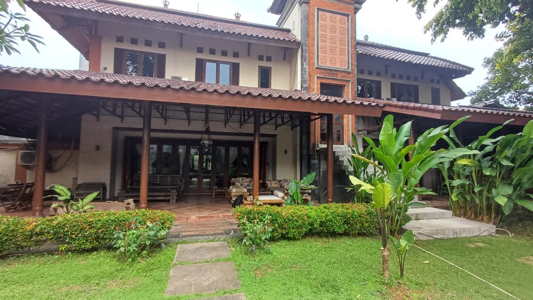 Rumah bagus, halaman luas, dalam cluster di Cireunde