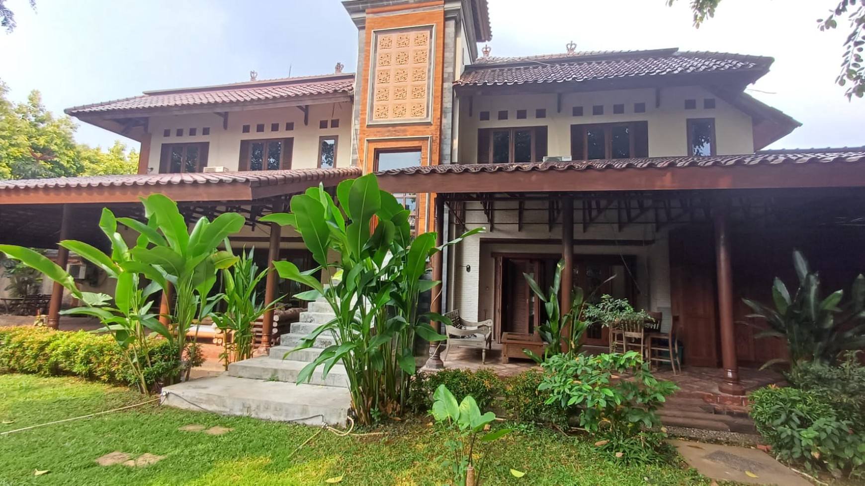 Rumah bagus, halaman luas, dalam cluster di Cireunde