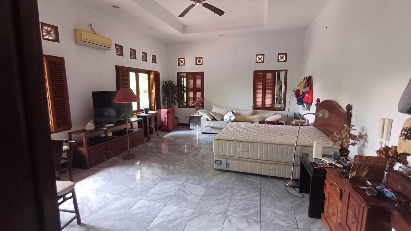 Rumah bagus, halaman luas, dalam cluster di Cireunde