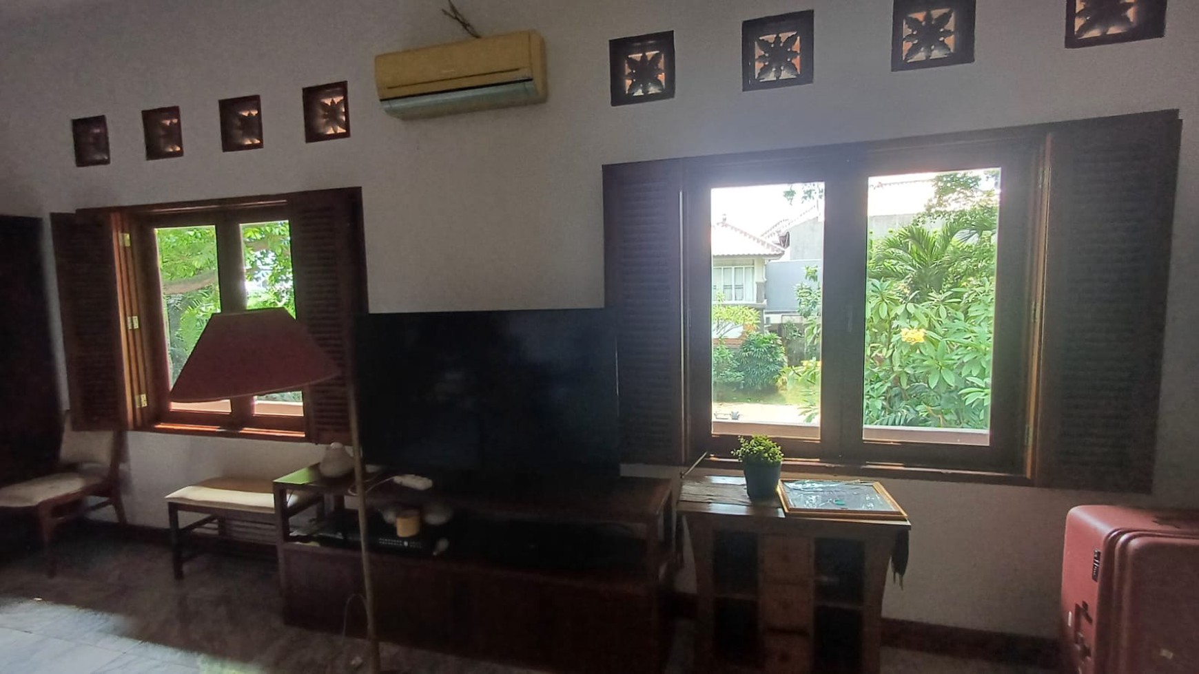 Rumah bagus, halaman luas, dalam cluster di Cireunde