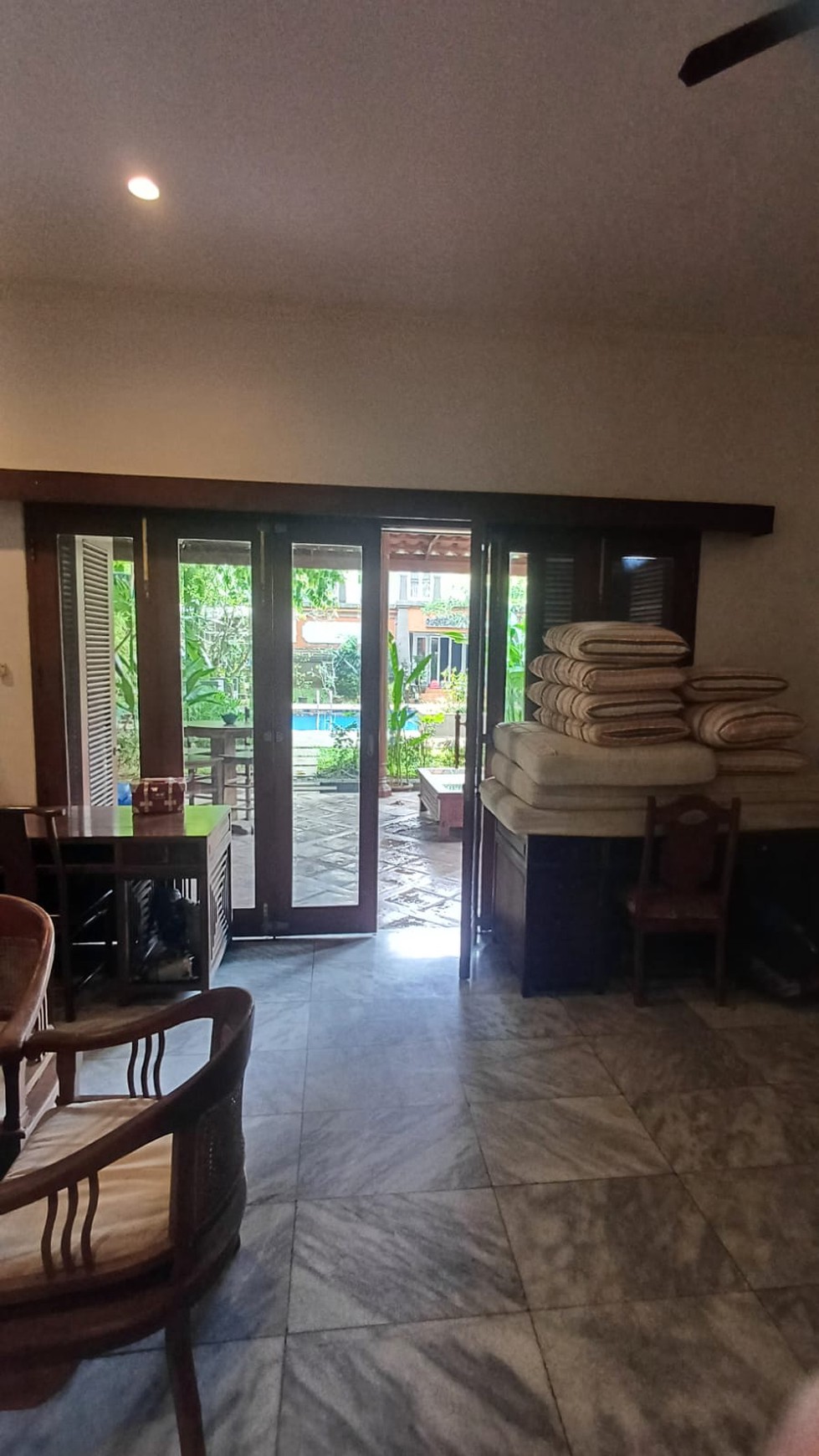 Rumah bagus, halaman luas, dalam cluster di Cireunde