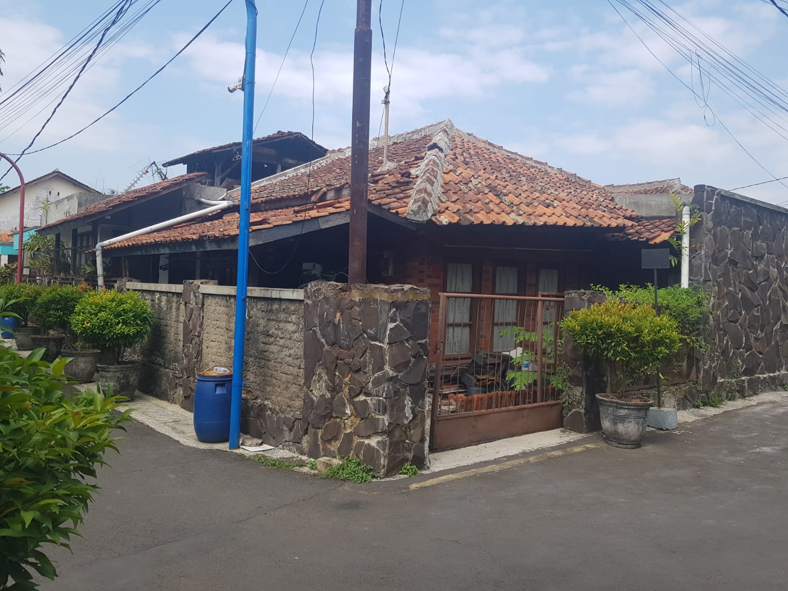 Rumah Hoek Hitung Tanah di Jalan Golf Dekat SMAN 24 Bandung