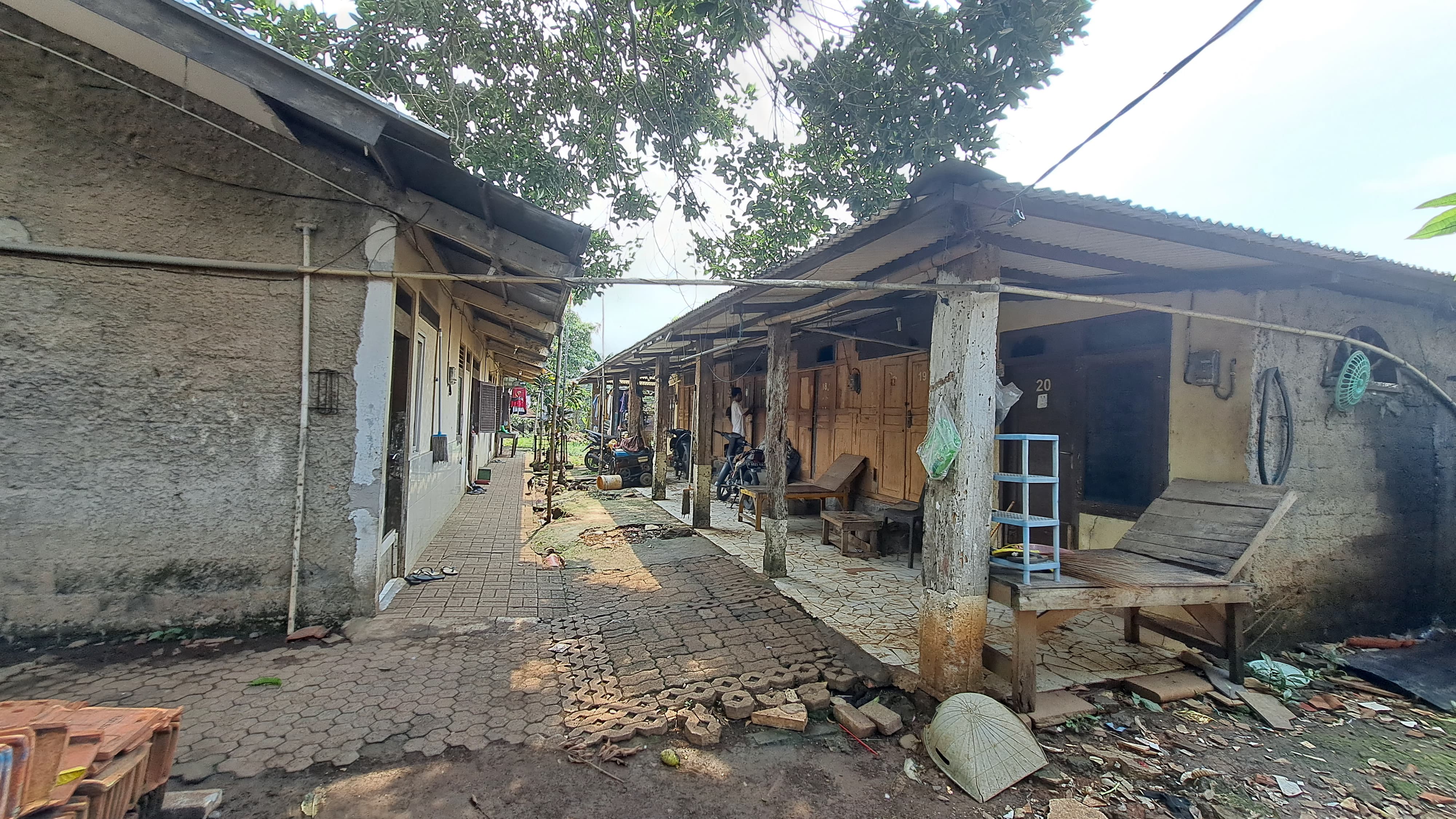 Tanah plus ada kontrakan 20 pintu Luas tanah kurang lebih 2700 m2 Cileungsi