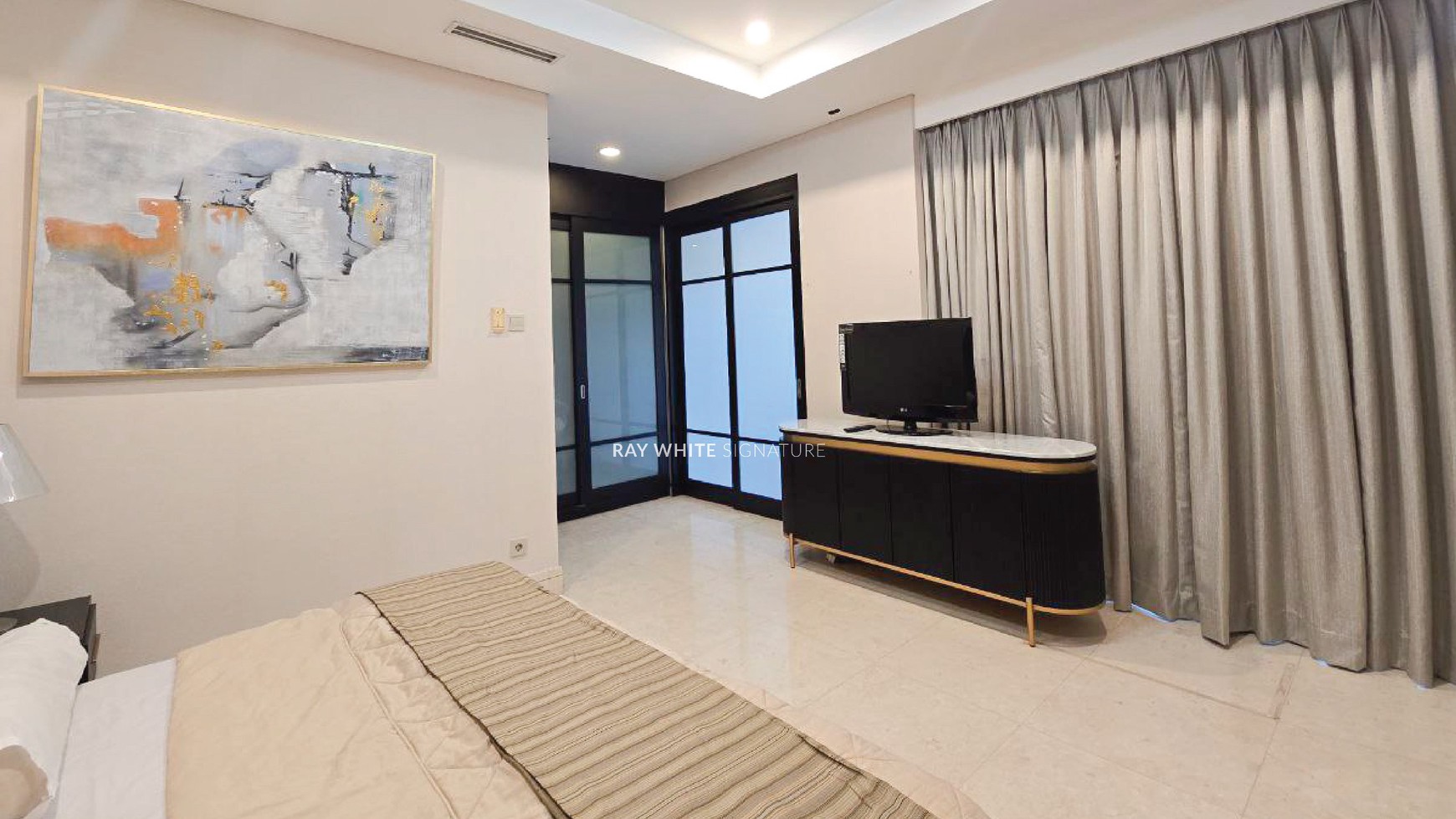 Disewakan Apartemen Capital Residence 3 BR Furnished SCBD 