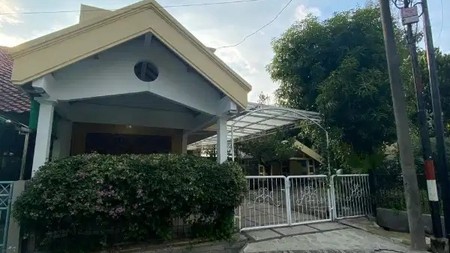 Rumah Strategis Dijual di Jalan Utama Babatan Pratama Wiyung - Ideal untuk Usaha atau Cafe