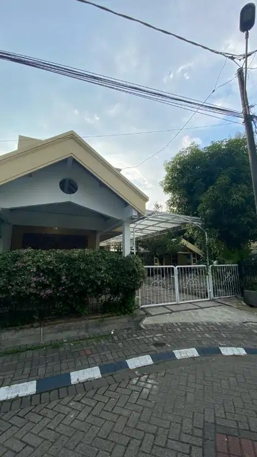 Rumah Strategis Dijual di Jalan Utama Babatan Pratama Wiyung - Ideal untuk Usaha atau Cafe