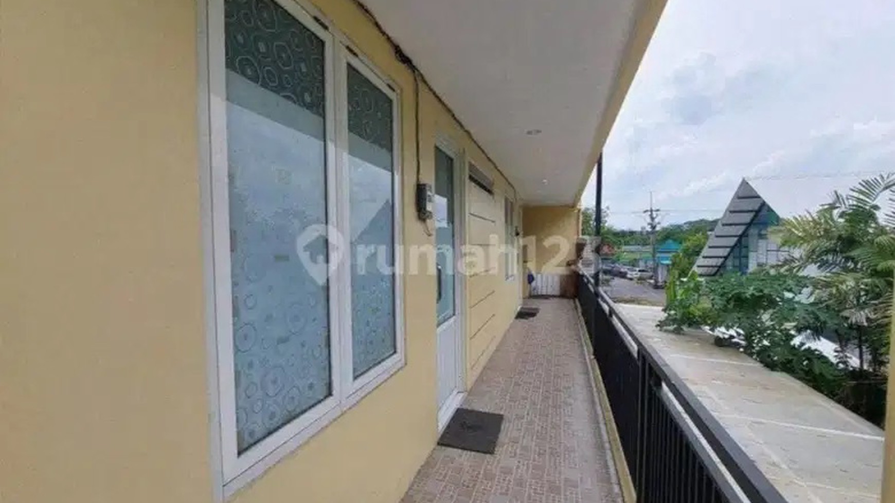 Rumah Strategis Dijual di Jalan Utama Babatan Pratama Wiyung - Ideal untuk Usaha atau Cafe