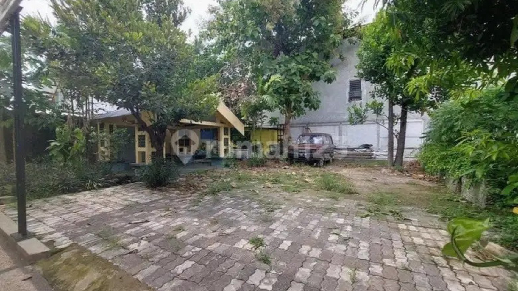 Rumah Strategis Dijual di Jalan Utama Babatan Pratama Wiyung - Ideal untuk Usaha atau Cafe