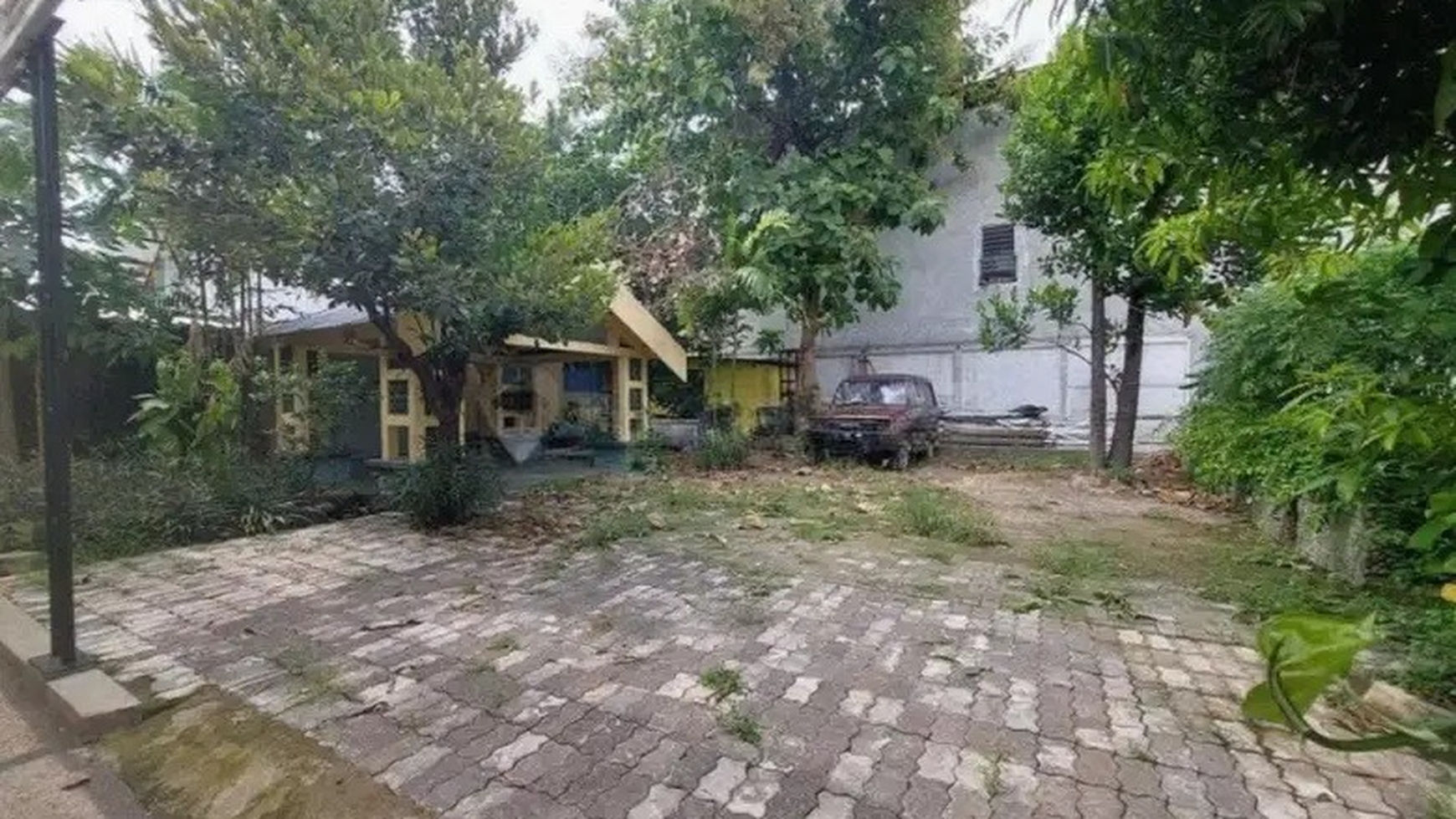 Rumah Strategis Dijual di Jalan Utama Babatan Pratama Wiyung - Ideal untuk Usaha atau Cafe