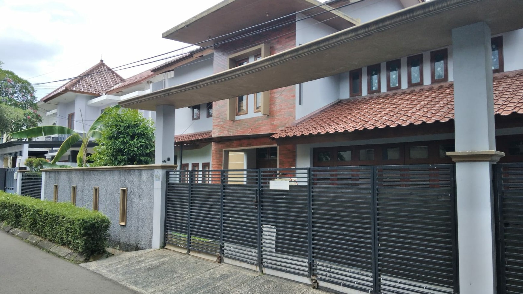 Rumah Halaman luas, 2 Lantai di Bintaro