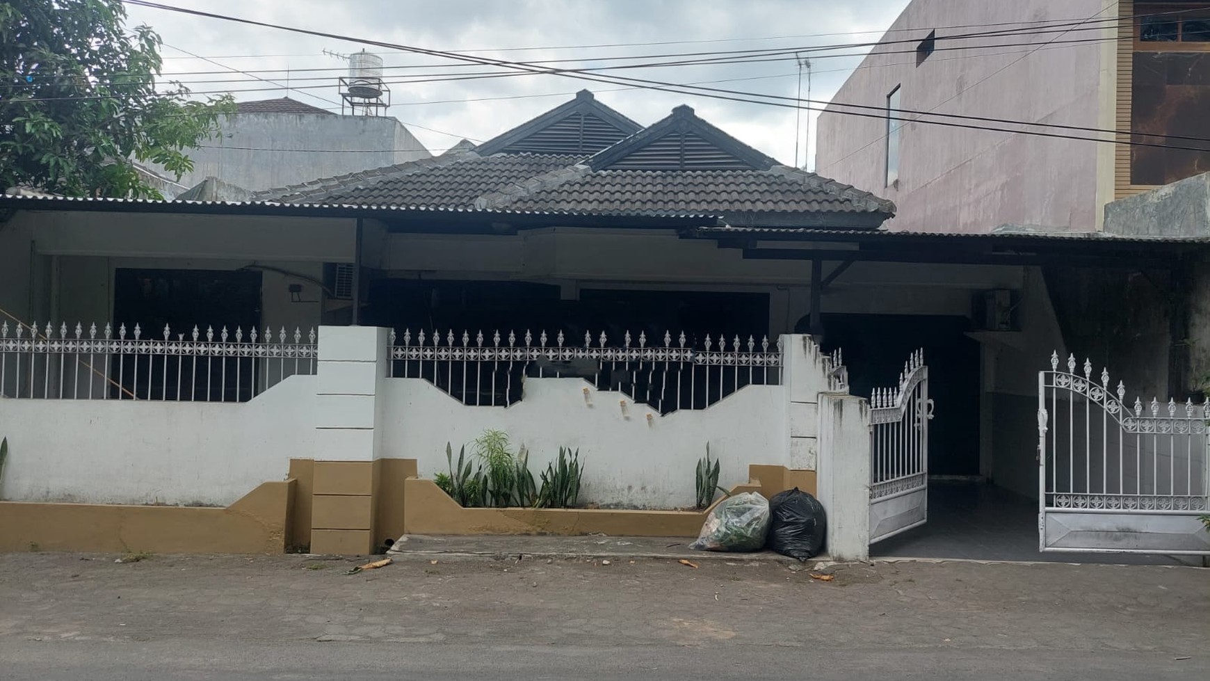 Rumah Dalam Perum Taman Griya Indah Lokasi Dekat Mirota Godean 