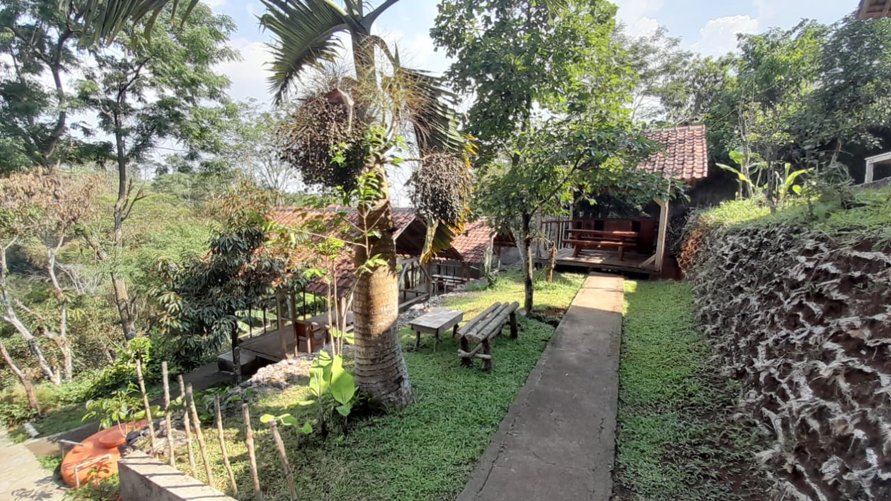 Villa & Cafe di Lokasi Strategis Pakuhaji Bandung