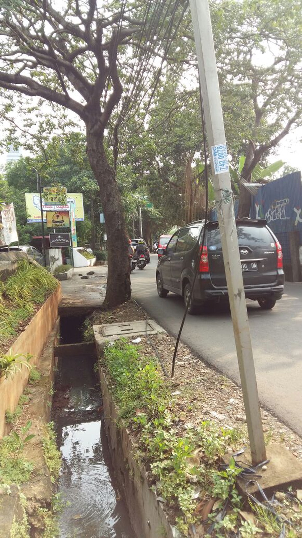 Rumah pinggir jalan,siap huni di Lebak Bulus Jakarta Selatan