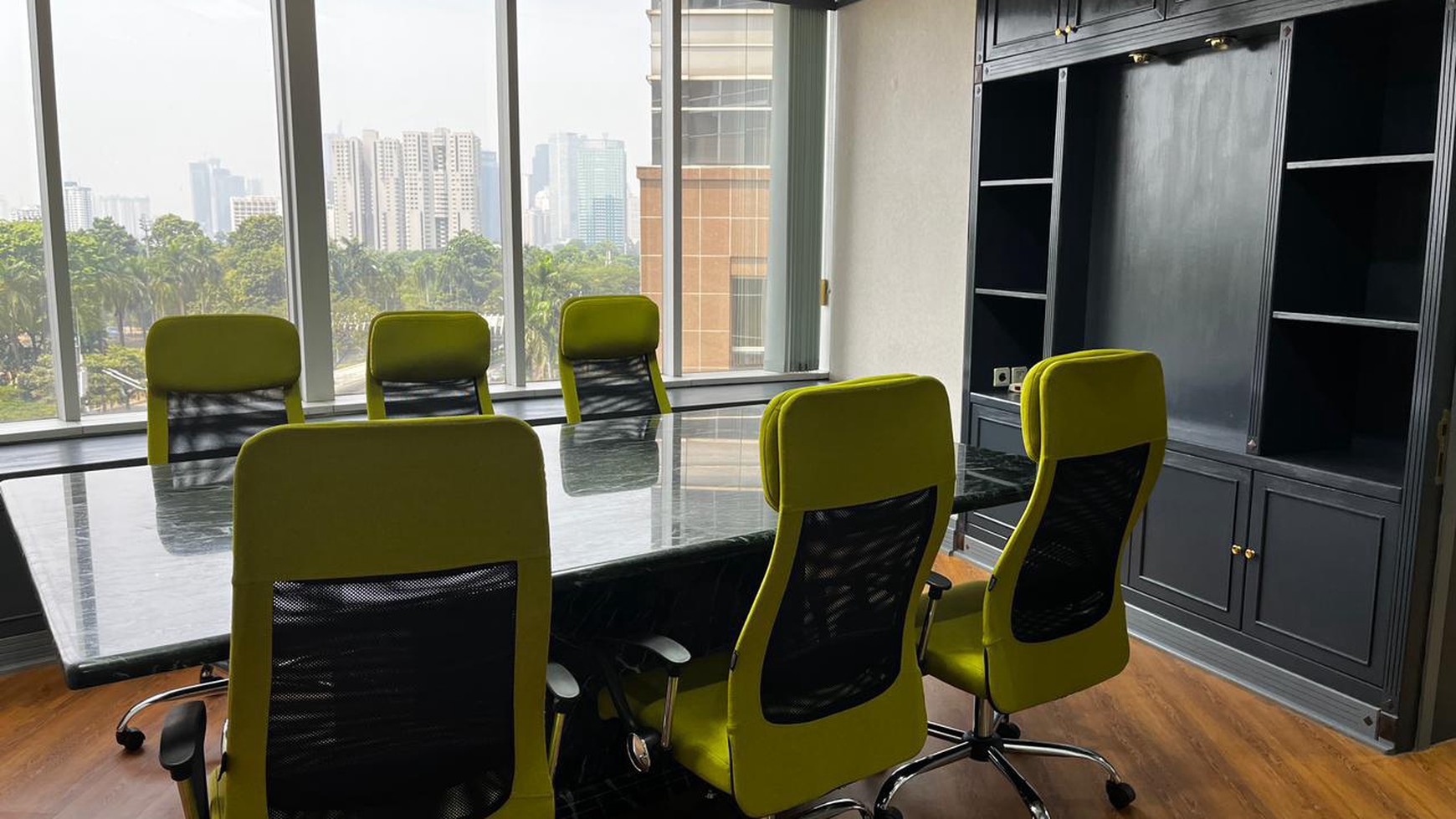 Dijual Kantor Bagus beserta furniturenya di Menara Sudirman Jakarta