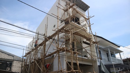 Rumah Baru,3lantai ,hadap barat di Bandung Jawa Barat