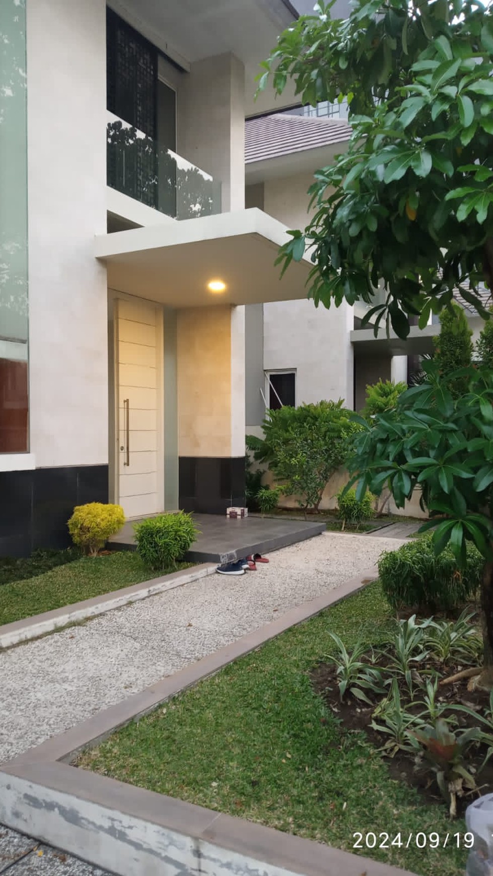 Disewakan Rumah Royal Residence FULL FURNISHED Modern Garasi Carport 4 Mobil SPESIAL Row Jalan LEBAR 6 Mobil  dekat Pakuwon Mall, Citraland, National Hospital, Graha Family