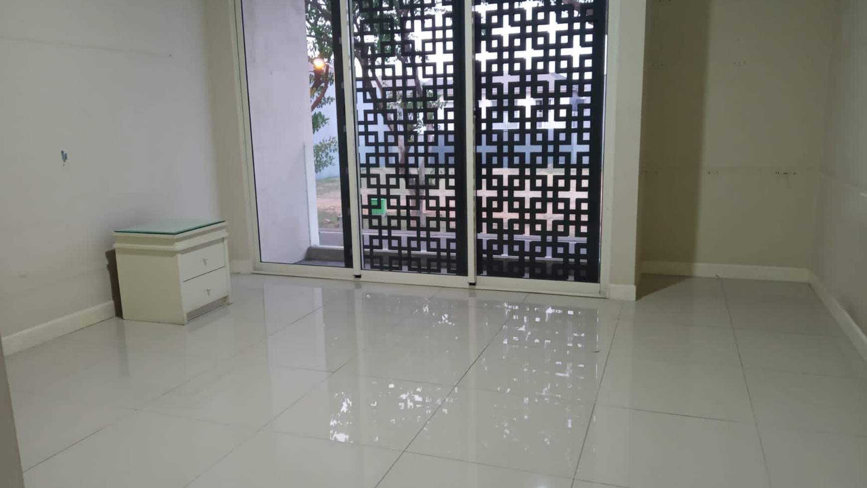 Disewakan Rumah Royal Residence FULL FURNISHED Modern Garasi Carport 4 Mobil SPESIAL Row Jalan LEBAR 6 Mobil  dekat Pakuwon Mall, Citraland, National Hospital, Graha Family