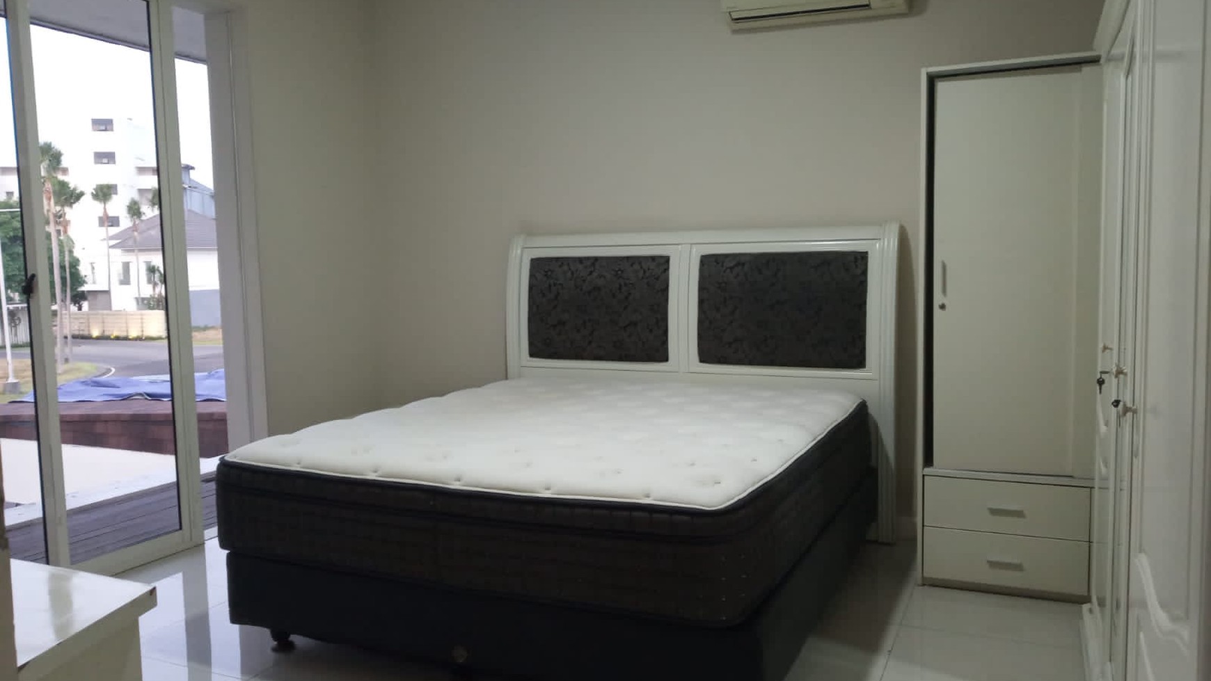 Disewakan Rumah Royal Residence FULL FURNISHED Modern Garasi Carport 4 Mobil SPESIAL Row Jalan LEBAR 6 Mobil  dekat Pakuwon Mall, Citraland, National Hospital, Graha Family