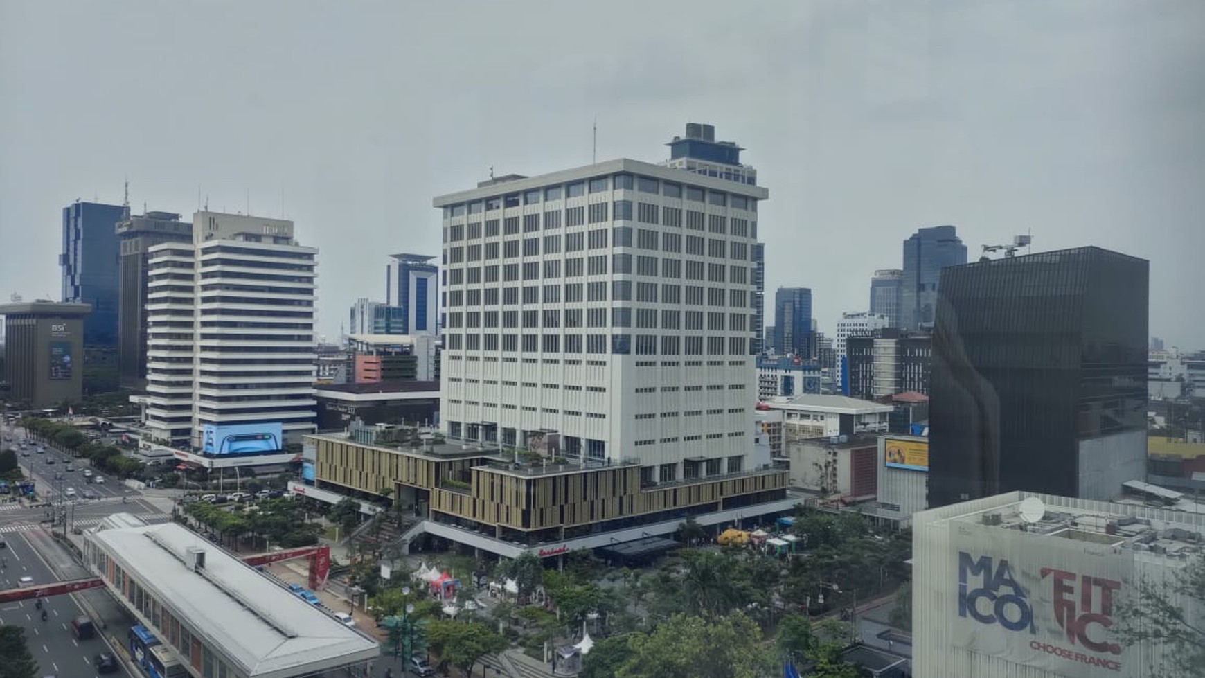 Office Lippo Thamrin, offce strata title di  kawasan bundaran HI, 218 m2, view ke  Jl Thamrin dan Sarinah, walking distance 3 menit ke MRT 