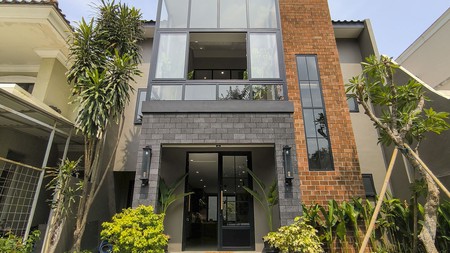 Rumah Siap Huni Dengan Design Modern di Cluster Versailles, BSD Tangerang Selatan