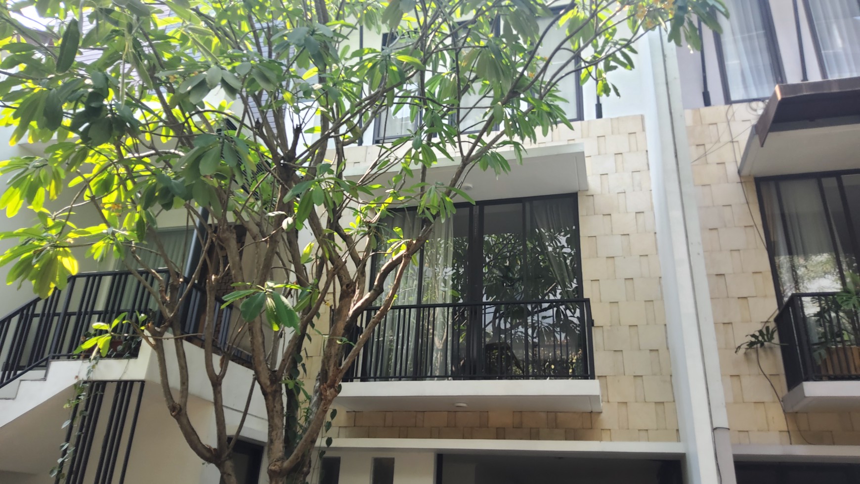 Townhouse Asri dan Nyaman Lingkungan Tenang di Ampera, JakSel