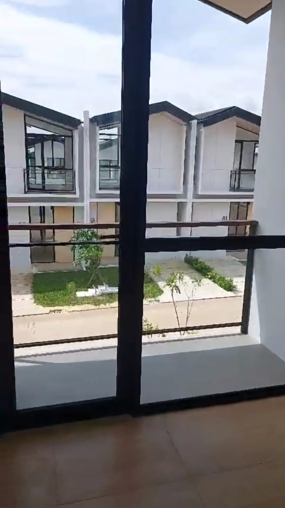 Rumah Baru di Lippo Karawaci Cendana Cove Tangerang, Ada AC,  Sewa min 1 th Siap Huni