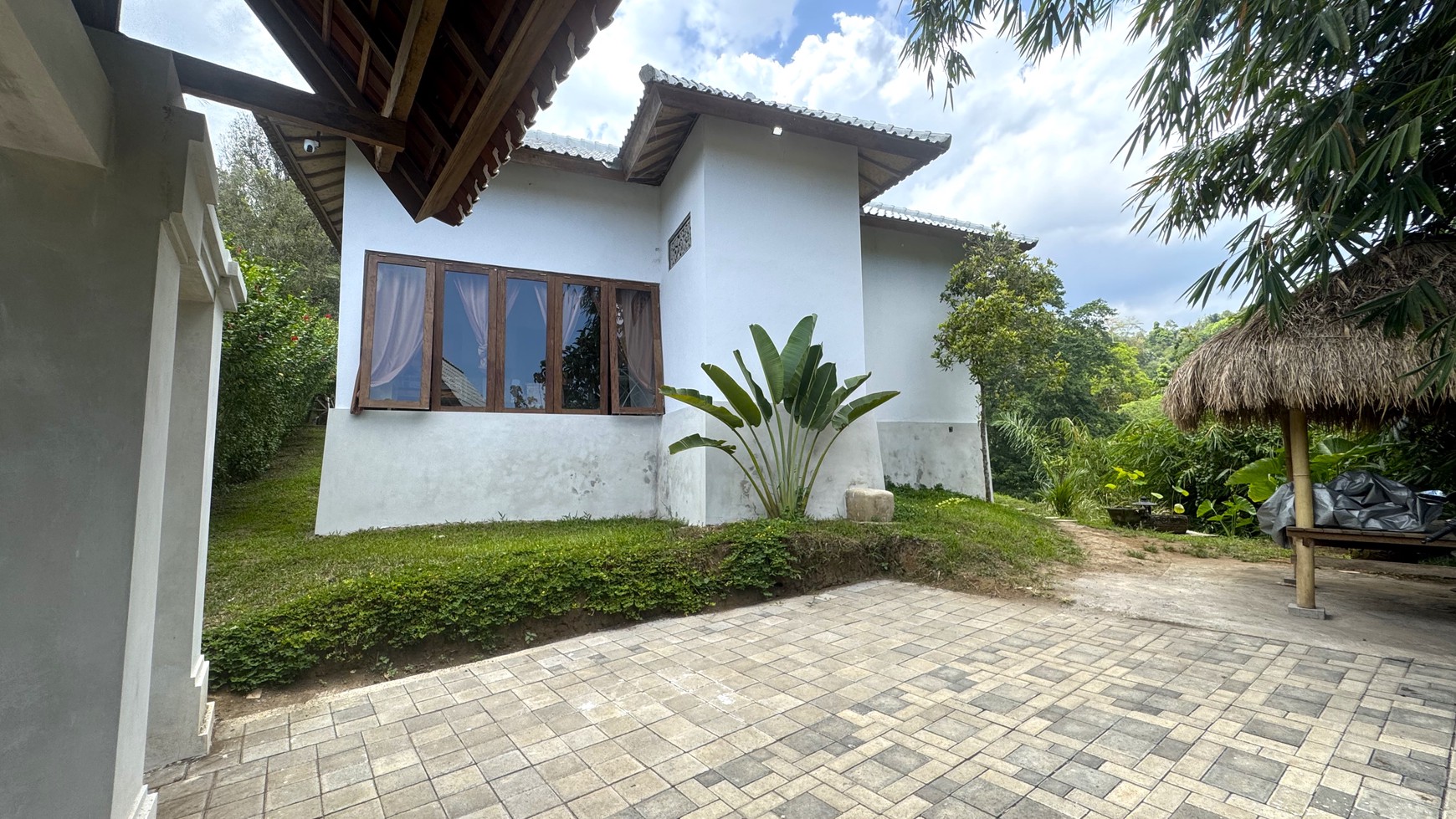 STUNNING PROPERTY IN A SERENE LOCATION FOR SALE!